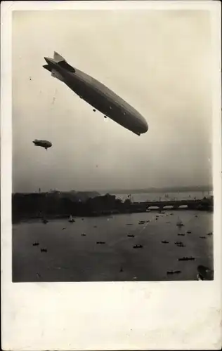Ak Hamburg, Luftschiff  LZ 127 Graf Zeppelin über der Stadt, Binnenalster, Boote, 1929