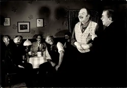 Foto Ak Filmszene, Theaterszene, Schauspieler, Männer am Tisch