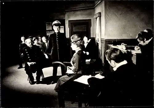 Foto Ak Filmszene, Theaterszene, Schauspieler, Frau im Gericht