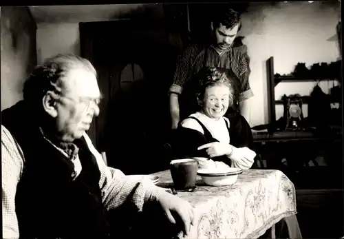 Foto Ak Filmszene, Theaterszene, Schauspieler, Paar am Küchentisch