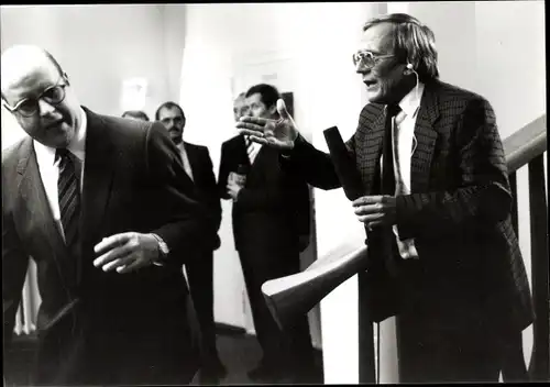 Foto Ak Kabarettist Dieter Hildebrandt mit Mikrofon, Politiker ?