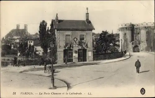 Ak Verdun Lothringen Meuse, La Porte Chaussee et la Cathedrale