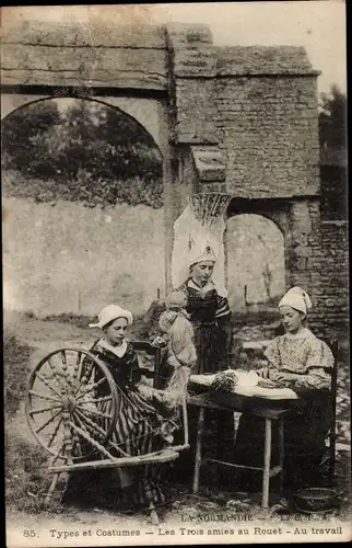 Ak Types et Costumes, Les Trois amies au Rouet, Au travail, Spinnrad, Tracht
