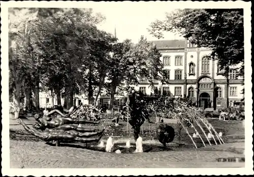 Ak Rostock in Mecklenburg Vorpommern, Brunnen, Plastiken