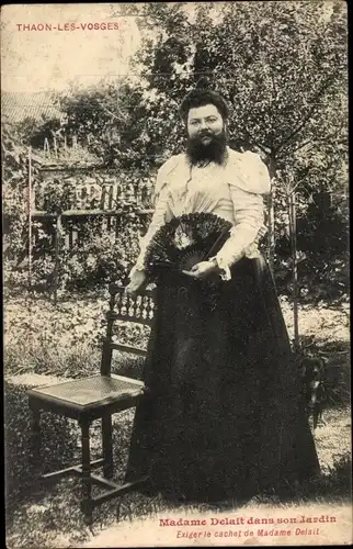 Ak Thaon les Vosges, Madame Delait dans son Jardin, Frau mit Vollbart, Portrait