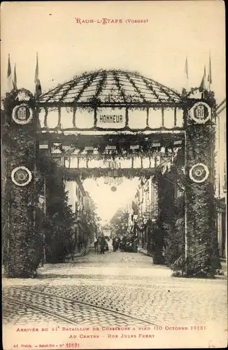 Ak Raon l'Étape Lothringen Vosges, Arrivee du 21e Batl. de Chasseurs a Pied 1913, Rue Jules Ferry