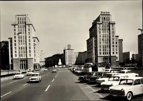 Ak Berlin Friedrichshain, Karl-Marx-Allee, Strausberger Platz, Autos