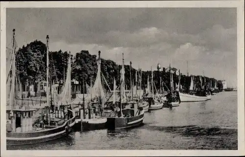 Ak Warnemünde Rostock in Mecklenburg, Alter Strom, Boote am Anleger