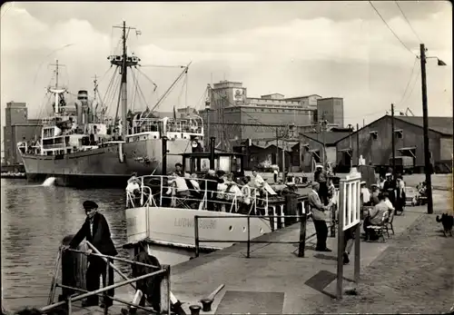 Ak Hansestadt Wismar, im Hafen, Schiffe, Passagiere