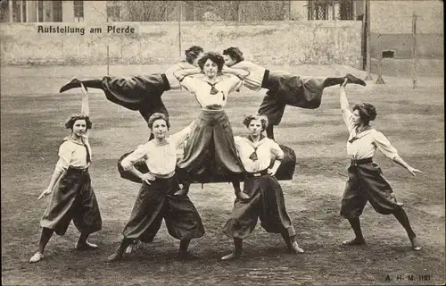 Ak Aufstellung am Pferde, Turnerinnen, Frauenturnen in Bild und Wort