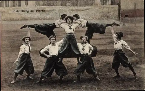 Ak Aufstellung am Pferde, Turnerinnen, Frauenturnen in Bild und Wort