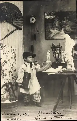 Foto Ak Schauspieler, Junge als Künstler, Fächer, Eimer, Plastik, Pokal, Gemälde, Pfeife