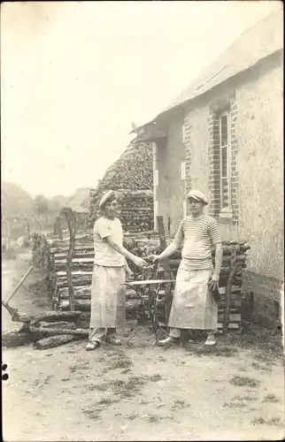 Foto Ak Zwei Männer beim Holzhacken, Arzt, Holzbalken