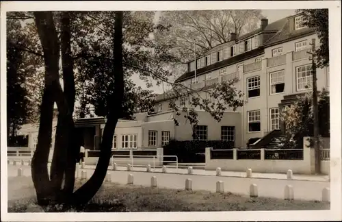 Ak Ostseebad Scharbeutz in Ostholstein, Haus im Ort, Teilansicht