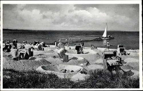 Ak Ostseebad Scharbeutz in Ostholstein, Partie am Strand, Blick auf die See, Segelboot, Strandkörbe