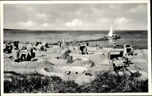 Ak Ostseebad Scharbeutz in Ostholstein, Partie am Strand, Blick auf die See, Segelboot, Strandkörbe