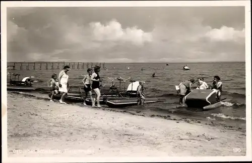 Foto Ak Ostseebad Scharbeutz in Ostholstein, Partie am Strand, Ferienfreuden, Tretboote