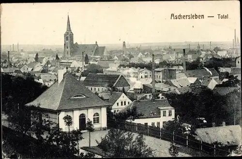 Ak Aschersleben Salzlandkreis, Blick über die Dächer der Stadt auf die Kirche