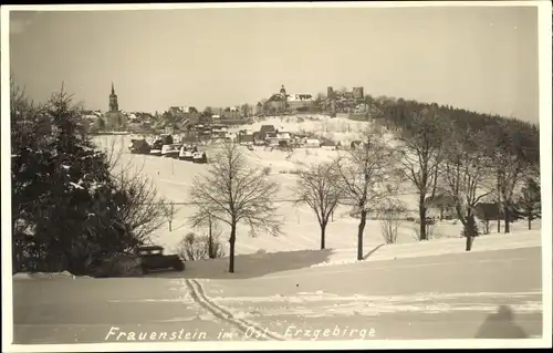 Foto Ak Frauenstein im Erzgebirge, Blick aus der Ferne auf die Stadt, Winter