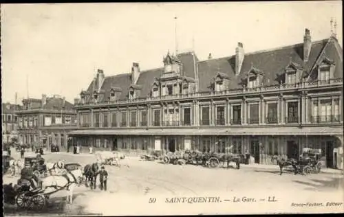 Ak Saint Quentin Aisne, La Gare, Bahnhof, Straßenpartie, Kutschen