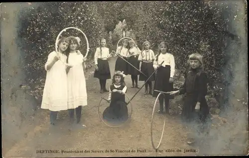 Ak Deftinge Ostflandern, Pensionnat de Soeurs de St. Vincent de Paul, Une Allee du Jardin