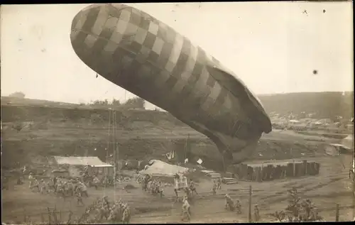 Foto Ak Französischer Militärballon, Soldaten am Boden