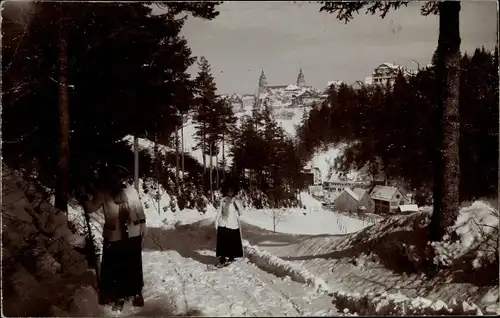 Foto Ak Freudenstadt im Nordschwarzwald, Winteransicht, Frauen mit Schneeschuhen