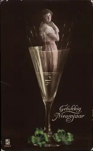 Ak Glückwunsch Neujahr, Gelukkig Nieuwjaar, Frau in einem Sektglas, Kleeblätter