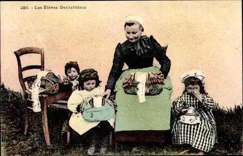 Ak Les Eleves Dentellieres, Frau mit Kindern beim Klöppeln