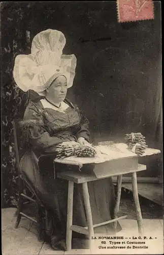 Ak La Normandie, Types et Costumes, Une Maitresse de Dentelle