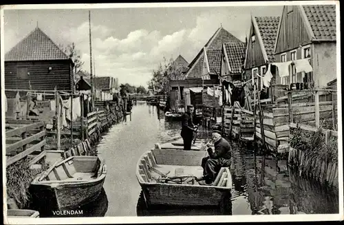 Ak Volendam Nordholland Niederlande, Flusspartie, Ruderboote, Wohnhäuser