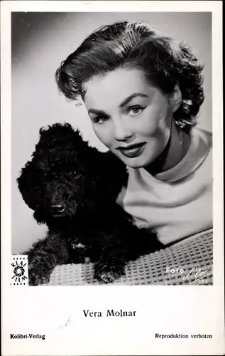 Ak Schauspielerin Vera Molnar, Portrait mit Pudel, Real Film