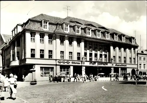 Ak Güstrow im Kreis Rostock, HO Hotel Stadt Güstrow, Straßenpartie