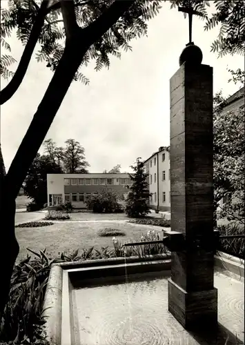 Ak Untermarchtal an der Donau, Mutterhaus der barmherzigen Schwestern, Brunnen, Wasserspiel