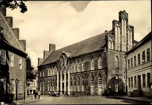 Ak Parchim in Mecklenburg, Straßenpartie mit Rathaus
