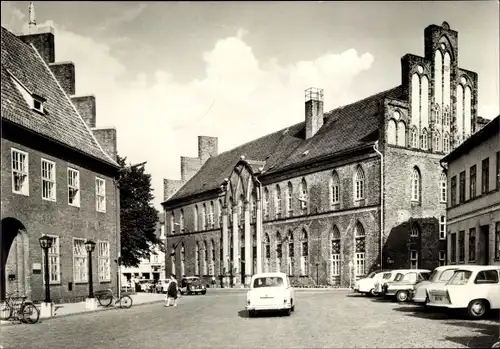 Ak Parchim in Mecklenburg, Schuhmarkt mit Rathaus, Autos