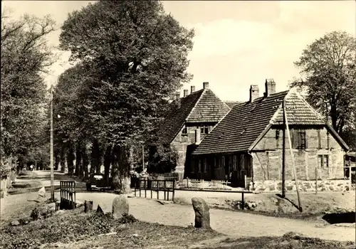 Ak Dobbertin in Mecklenburg Vorpommern, Blick in die Schulstraße, Fachwerkhaus