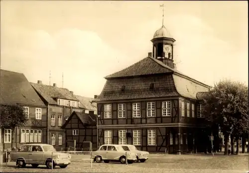 Ak Boizenburg an der Elbe, Rathaus, Autos