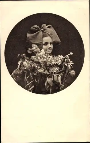 Ak Elsass Alsace, Elsässerin in Tracht, Blumen