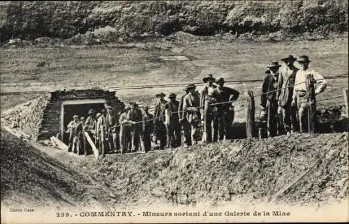Ak Commentry Allier, Bergleute posieren vor dem Eingang zur Mine