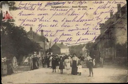 Ak Ygrande Allier, Route Nationale, Frauen posieren auf der Strasse, Traktor