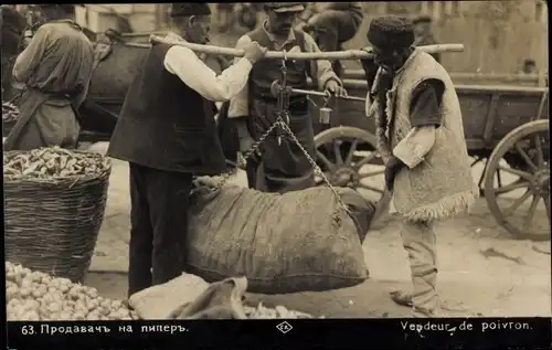 Foto Ak Bulgarien, Marktszene, Händler, Vendeur de poivron