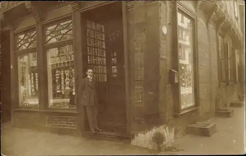 Foto Ak Brandenburg an der Havel, Ansichtskartengeschäft, Schaufenster
