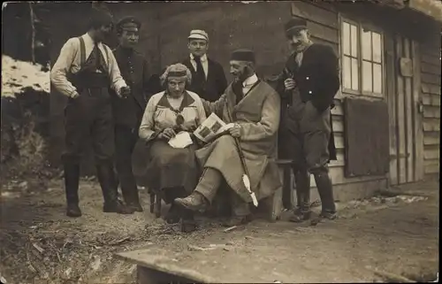 Foto Ak Deutsche Soldaten vor ihrem Quartier, Soldat in Frauenkleidern