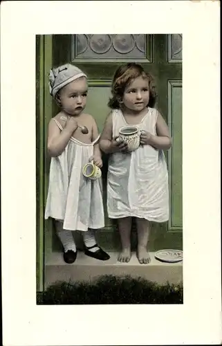 Ak Zwei kleine Kinder in Unterhemden, Tassen
