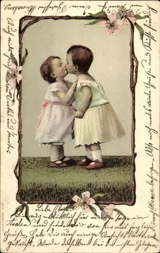 Passepartout Ak Zwei kleine Mädchen, Kuss, Kinderportrait