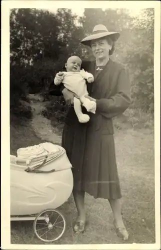 Foto Ak Frau mit Säugling, Kinderwagen, Martha 1944