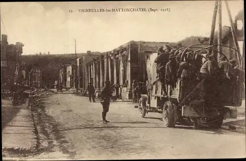 Ak Vigneulles lès Hattonchâtel Lothringen Meuse, Straßenpartie, Auto, Soldaten, Sept. 1918