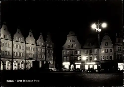Ak Rostock in Mecklenburg Vorpommern, Ernst-Thälmann-Platz bei Nacht