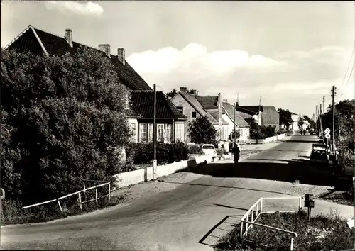 Ak Börgerende Rethwisch in Mecklenburg Vorpommern, Straßenpartie, Passant
